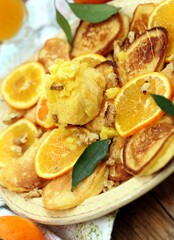 panquecas com sorvete de laranja.