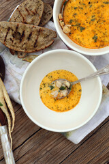 creme de legumes sopa de legumes e raiz de salsa com camarão.