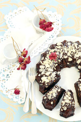 bolinho de chocolate com amêndoas, vista superior.