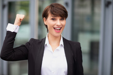 a smiling businesswoman posing outdoors