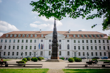 Obraz premium Historisches Hauptgebäude der Universität Greifswald mit Rubenowplatz