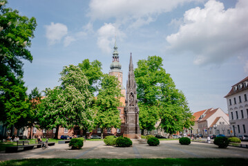 Fototapeta premium Hauptgebäude der Universität Greifswald mit Rubenowplatz