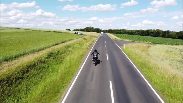 Motorradfahrer f&auml;hrt auf der Landstrasse