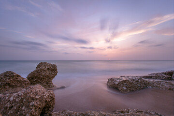 Fototapeta na wymiar Larga exposición al atardecer en las playas de Cádiz