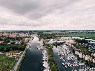 Luftbild von Greifswald und dem Ryck mit Museumshafen
