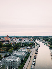 Obraz premium Luftbild von Greifswald und dem Ryck mit Museumshafen 
