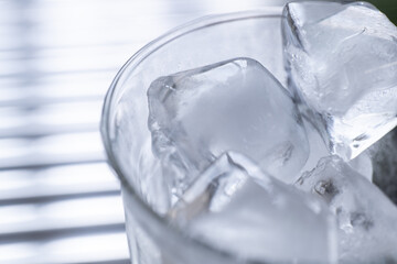 氷入り冷水の入ったグラス