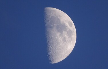 Zunehmender Mond am Abendhimmel