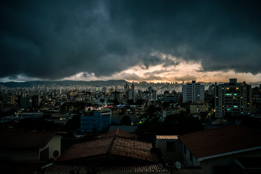 Vista panor&acirc;mica de Belo Horizonte, Minas Gerais em um dia de chuva