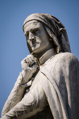 Dante Alighieri, escultura de  Ugo Zannoni en marmol de Carrara, Piazza dei Signori, tambien conocida como  Piazza Dante, Verona, patrimonio de la humanidad, Veneto,  Italia, Europa