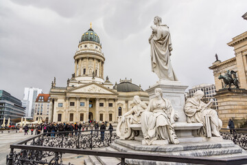 Obraz premium Monumento a Schiller frente al Konzerthaus y Deutscher Dom (Catedral Alemana). Gendarmenmarkt (Mercado de los Gendarmes) . Berlin, Alemania, europe
