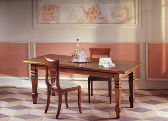 Ambiente con grande tavolo in legno