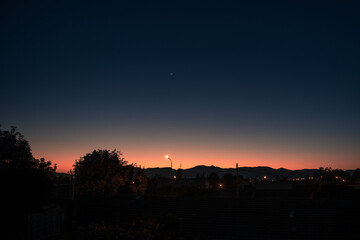 amanecer en zona urbana con cielo mayormente despejado