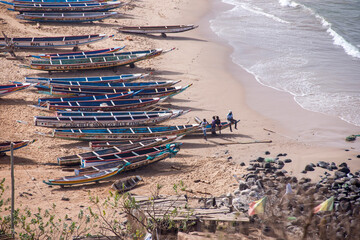Vista aérea de un grupo de piraguas varadas en la playa del barrio de pescadores de Ouakam en la costa de Dakar, Senegal