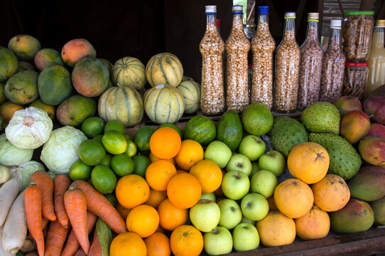 Frutas, verduras y frutos secos expuestos en un puesto de carretera en la regi&oacute;n de Mbour en Senegal