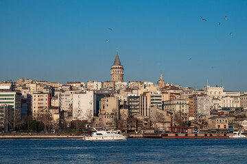 Naklejka premium Widok na miasto i wieżę Galata od strony morza