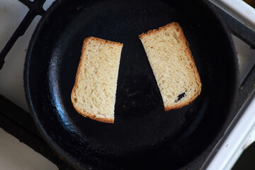 Slices of bread in a pan. Toast the toast.