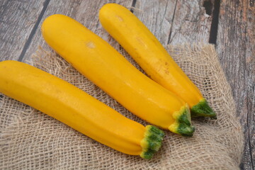 zucchine gialle verdure fresche e grigliate cibo sano e vegetariano