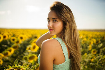 Chica joven feliz girasoles campo naturaleza moda fashion 
