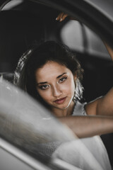 Chica joven feliz moda fashion coche interior