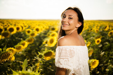Chica joven girasoles naturaleza sol moda feliz