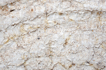 Obraz premium Zbliżenie wieku tekstury farby. Pomalowana na biało powierzchnia jest luźna i popękana z żółtym zabarwieniem, spowodowanym działaniem czynników atmosferycznych. Szorstki grunge tekstur.