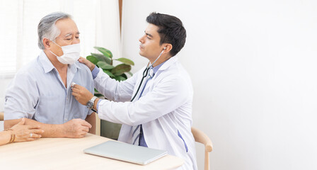 Obraz premium Doctor using stethoscope for auscultate Asian grandfather patient while, Medical healthcare service during Coronavirus. Life insurance, and Elderly society, Prevent epidemic concept with copy space