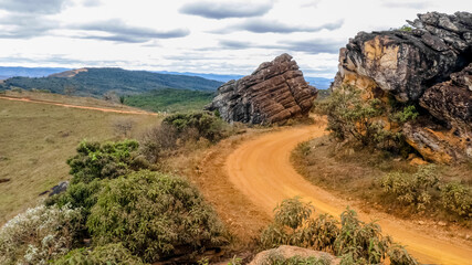 Large rocks, forming a passage by the dirt road, site of the hermit Dominguinhos da pedra, municipality of Itambe do Mato Dentro, Minas Gerais, Brazil