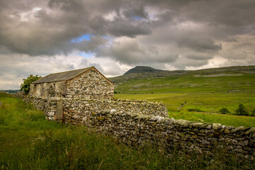Fototapeta na wymiar old stone barn