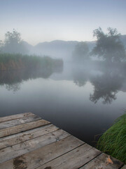 Ein Teich im morgendlichen Nebel.