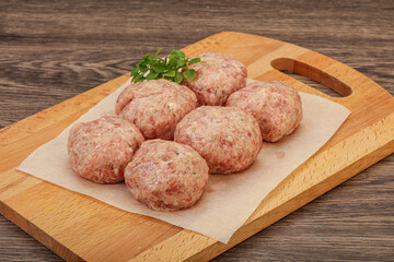 Raw turkey meatball for cooking