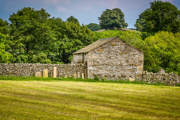 old stone barn © Robin