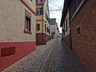 Straße mit Kopfsteinpflaster in der Altstadt von Marktheidenfeld am Main in Bayern