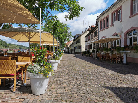 Eine gepflasterte Straße in der Stadt Marktheidenfeld am Main in Bayern mit Gastronomie