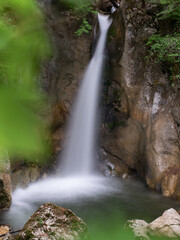 Ein kleiner idyllischer Wasserfall.