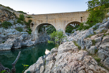 Fototapeta na wymiar Vue sur le Pont du Diable depuis les rives de l'Hérault (Occitanie, France)