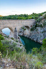 Fototapeta na wymiar Vue du Pont du Diable depuis les hauteurs des gorges de l'Hérault (Occitanie, France)