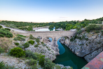 Vue du Pont du Diable depuis le pont moderne qui le surplombe (Occitanie, France)