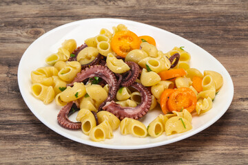 Pasta with octopus and yellow tomatoes