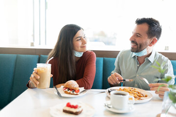 Obraz na płótnie Canvas Couple Having Sweet Food Together At Cafe