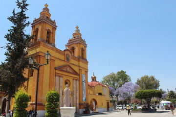 Fototapeta na wymiar Beautiful church in the down town of Cadereyta Mexico