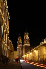 Teatro y catedral de Zacatecas de noche acompañados de las luces de los autos