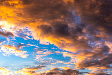 Fototapeta premium Schöner Wolkenhimmel am Abend, Naturschauspiel