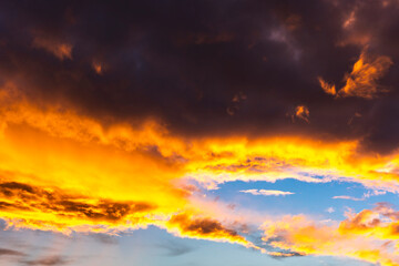 Schöner Wolkenhimmel am Abend, Naturschauspiel