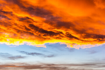Schöner Wolkenhimmel am Abend, Naturschauspiel
