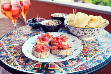 aperitif with bread, chips and drink