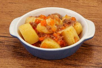 Roasted potato and beef with sauce
