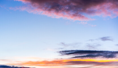 Schöner Wolkenhimmel am Abend, Naturschauspiel