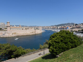 Fototapeta premium fort saint jean marseille depuis le jardin pharo