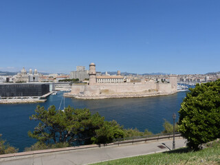 Fototapeta premium fort saint jean marseille depuis le jardin pharo